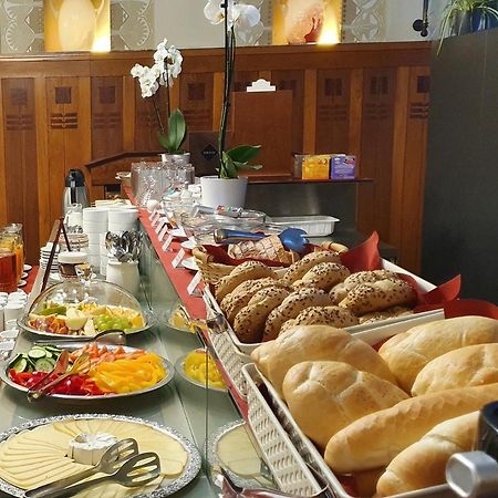 Hotel Okresni Dum Χράντεκ Κράλοβε Εξωτερικό φωτογραφία