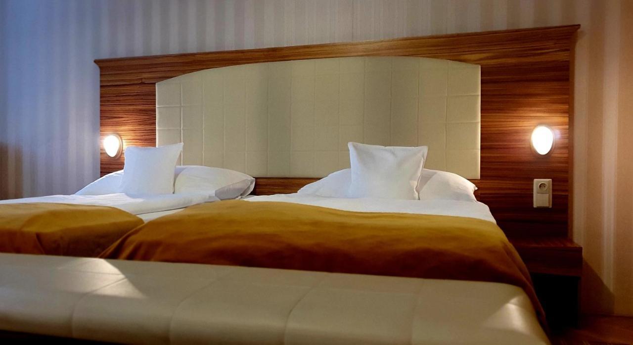 Hotel Okresni Dum Χράντεκ Κράλοβε Εξωτερικό φωτογραφία