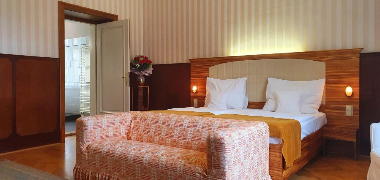 Hotel Okresni Dum Χράντεκ Κράλοβε Εξωτερικό φωτογραφία