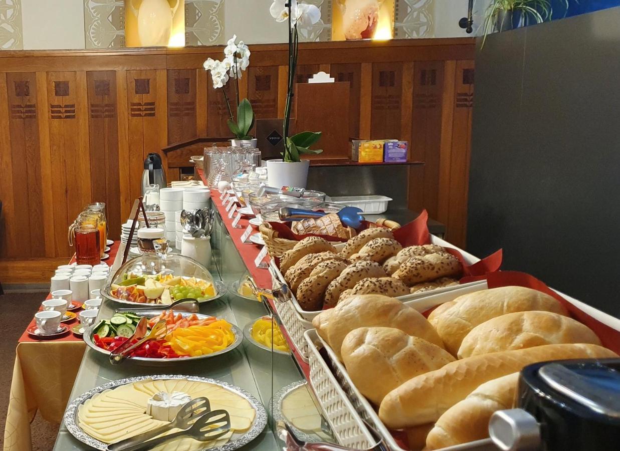 Hotel Okresni Dum Χράντεκ Κράλοβε Εξωτερικό φωτογραφία